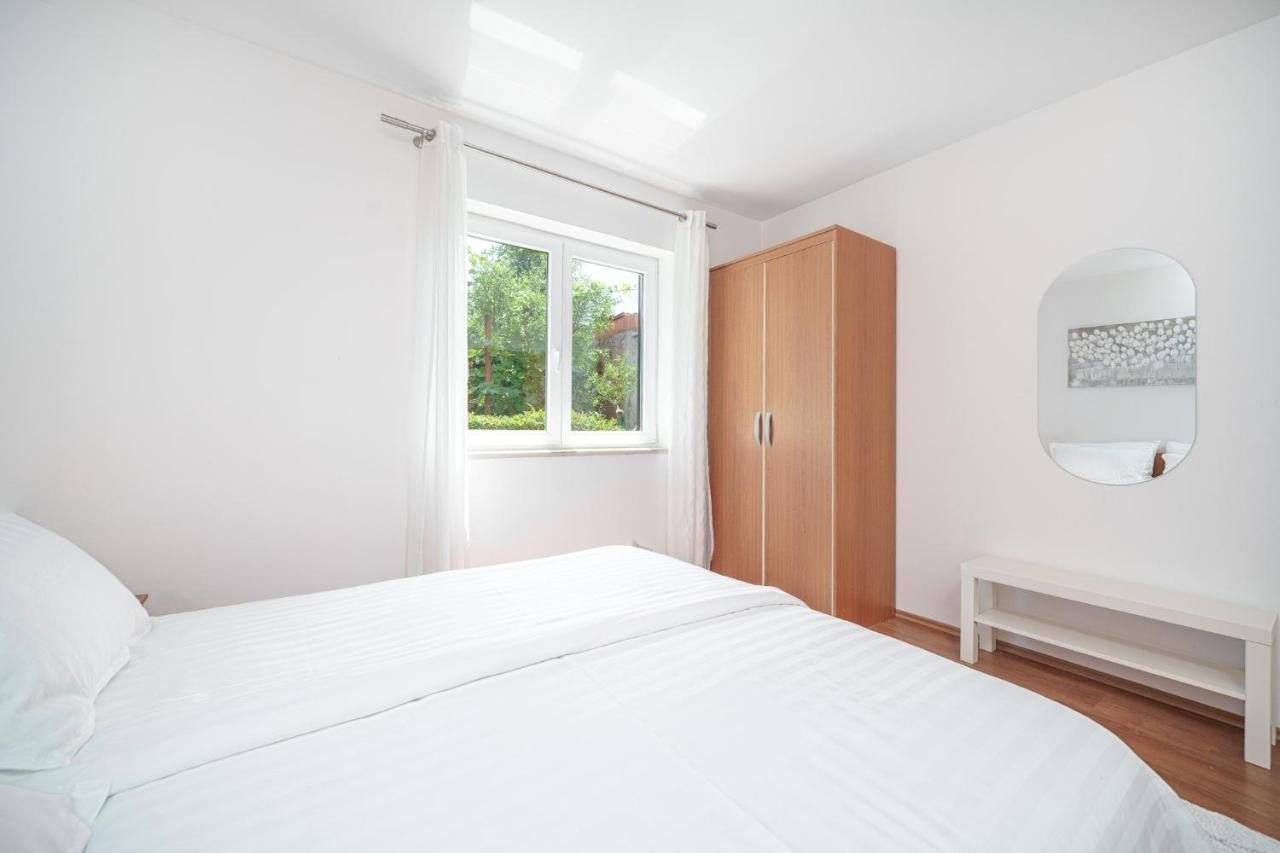 Family Petrov Apartments Vodice Exterior photo
