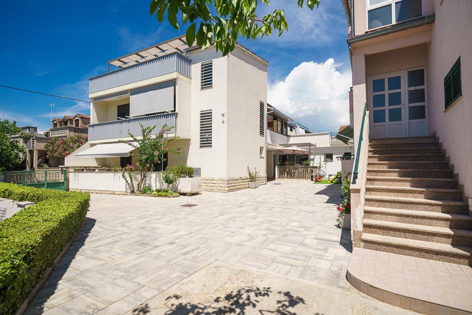 Family Petrov Apartments Vodice Exterior photo