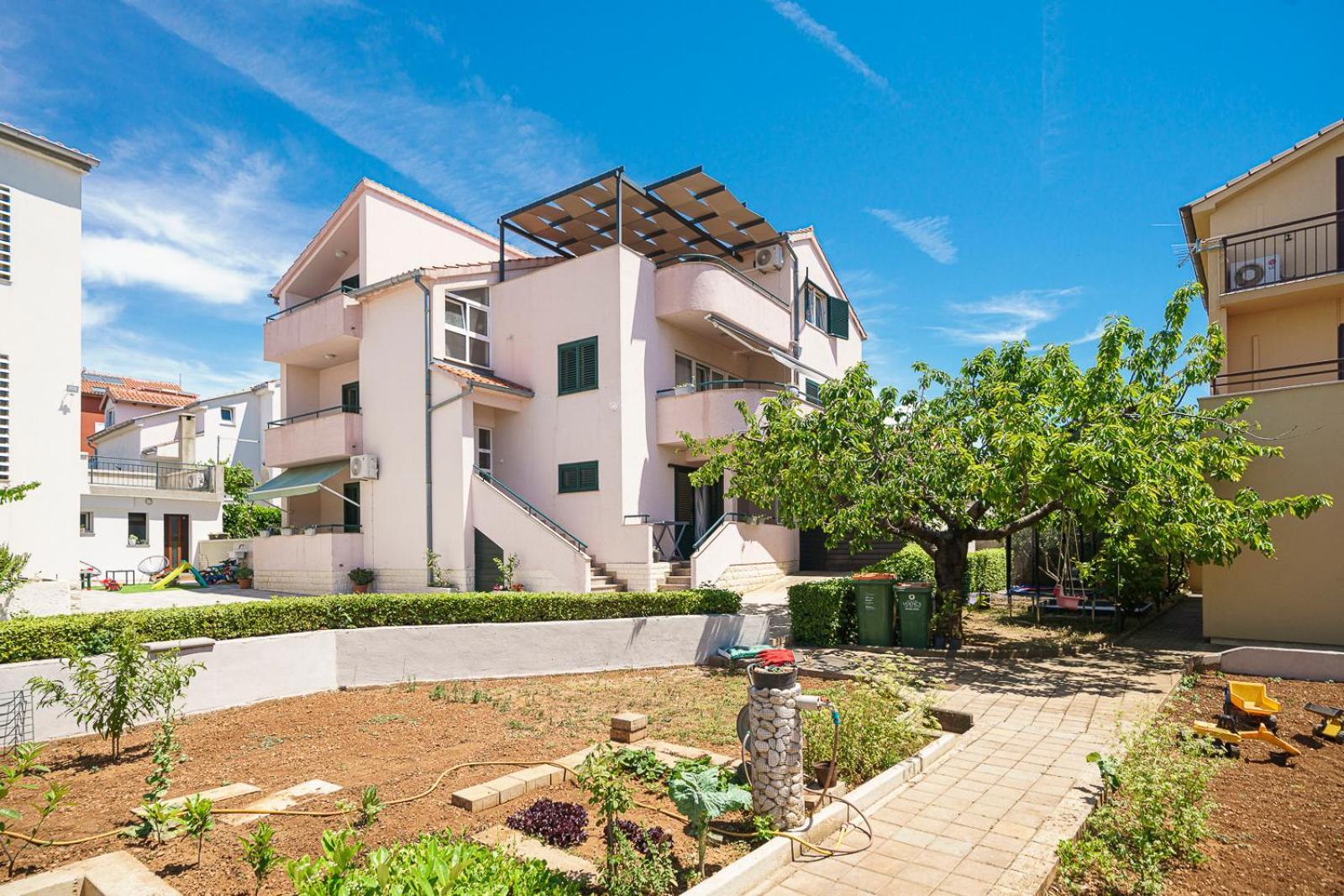 Family Petrov Apartments Vodice Exterior photo