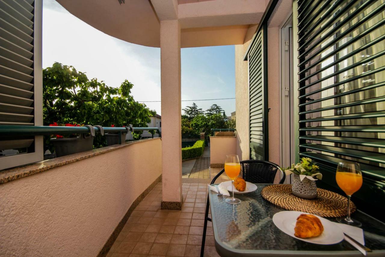 Family Petrov Apartments Vodice Exterior photo